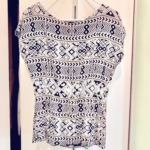 Forever 21 Tops - Forever 21 black white short-sleeve tunic style shirt belt loop…